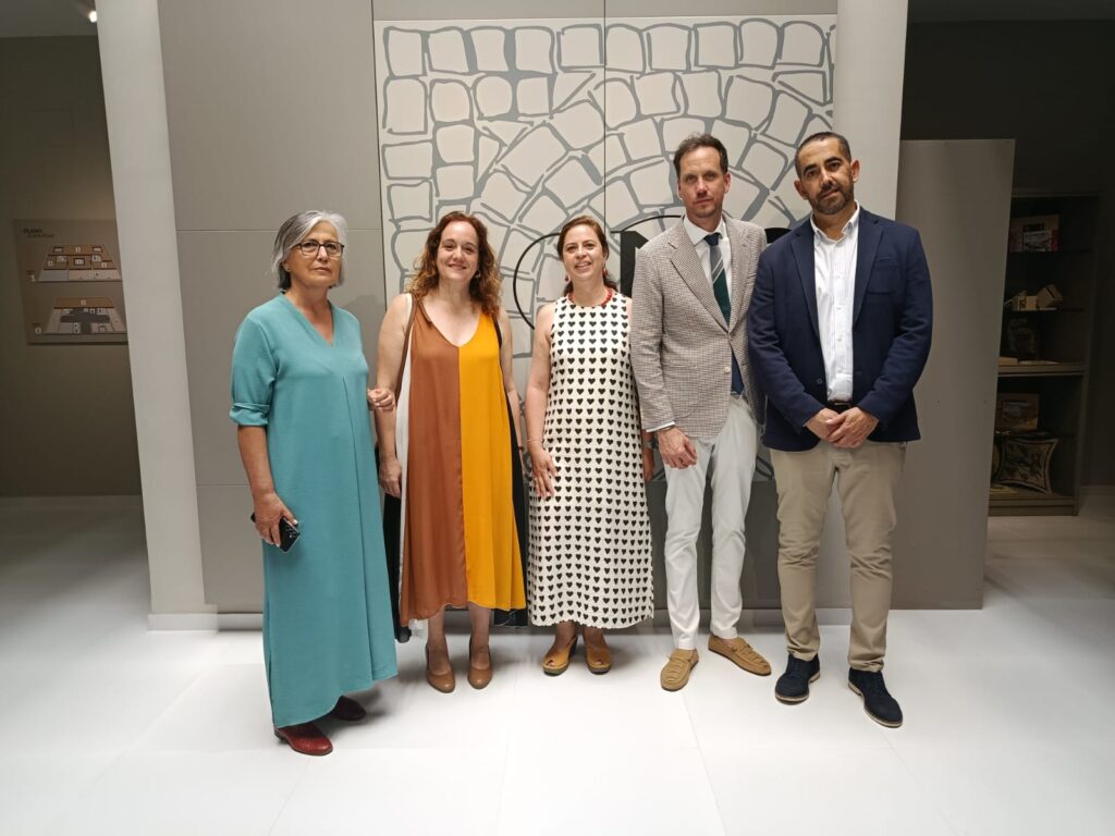 Reinauguración de la Colección Museográfica de Casariche. De izquierda a derecha: Elena López Gil (socia fundadora de AMMA), Aurora Villalobos (Directora General de Museos y Conjuntos Culturales), Sol Martín (presidenta de AMMA), Antonio García López (Director de la Colección museográfica y socio de AMMA) y José Ramón Parrado (Alcalde de Casariche).